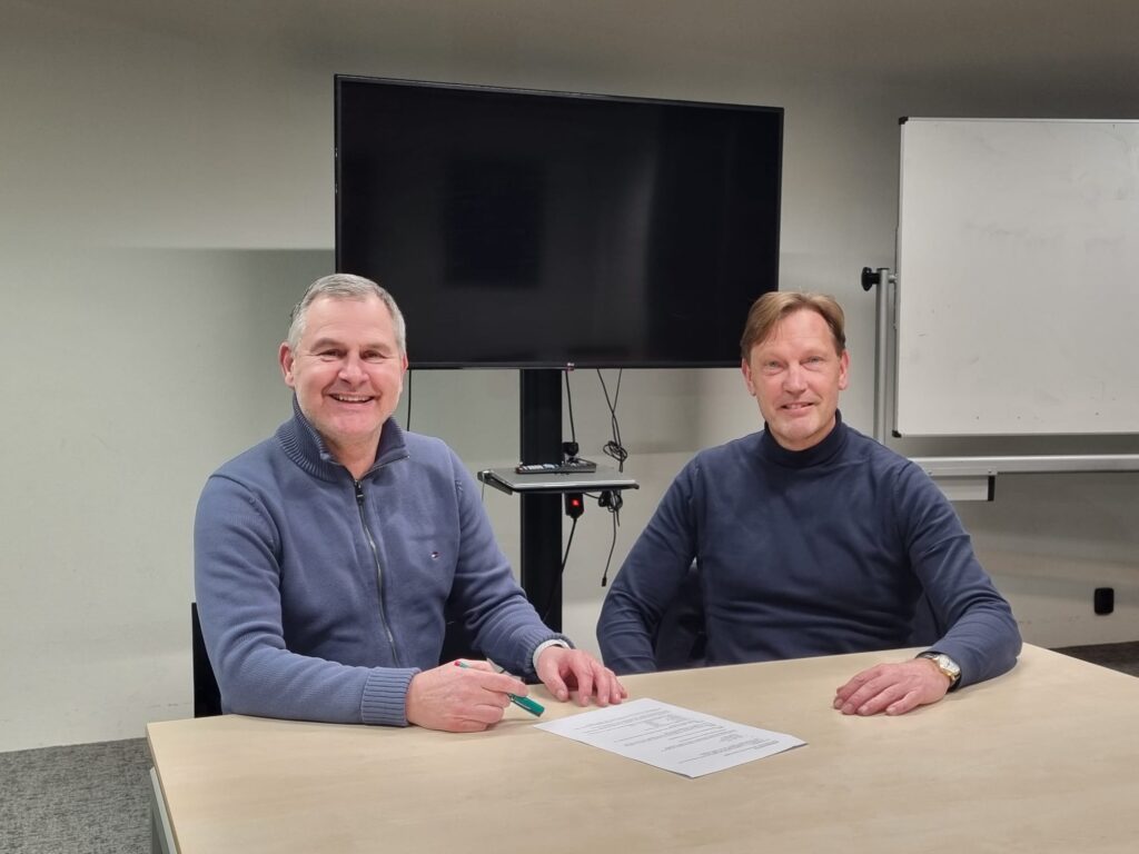 Fred de Boer (links) is vanaf seizoen 2024-2025 de nieuwe hoofdtrainer van Zwaluwen 1. Afgelopen week ondertekenden De Boer en voorzitter Gerbrand Busstra het contract.