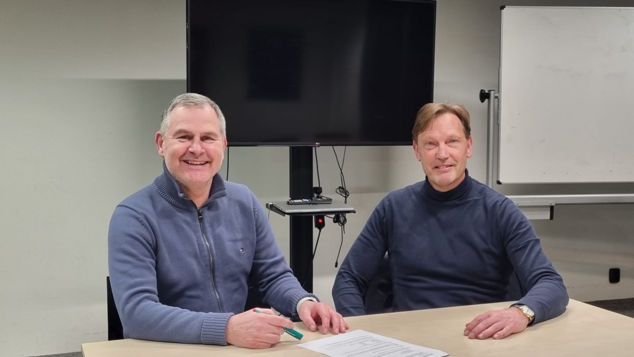 Fred de Boer (links) is vanaf seizoen 2024-2025 de nieuwe hoofdtrainer van Zwaluwen 1. Afgelopen week ondertekenden De Boer en voorzitter Gerbrand Busstra het contract.
