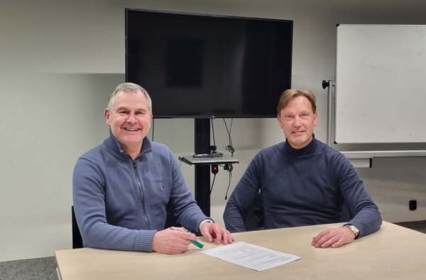 Fred de Boer (links) is vanaf seizoen 2024-2025 de nieuwe hoofdtrainer van Zwaluwen 1. Afgelopen week ondertekenden De Boer en voorzitter Gerbrand Busstra het contract.